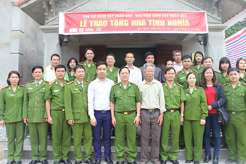 Tạp chí Cảnh sát nhân dân hoạt động tình nghĩa tại xã Đào Thịnh, huyện Trấn Yên, tỉnh Yên Bái